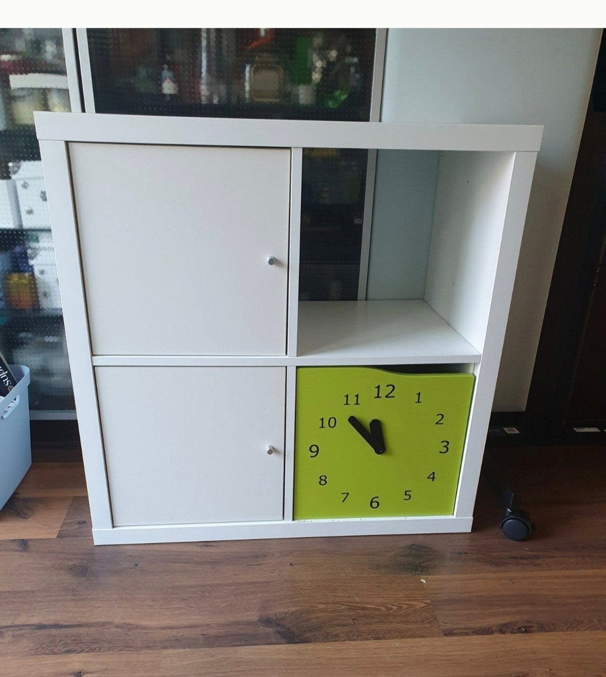 Ikea Kallax 4 vakken met deuren en klok, Ophalen, Gebruikt