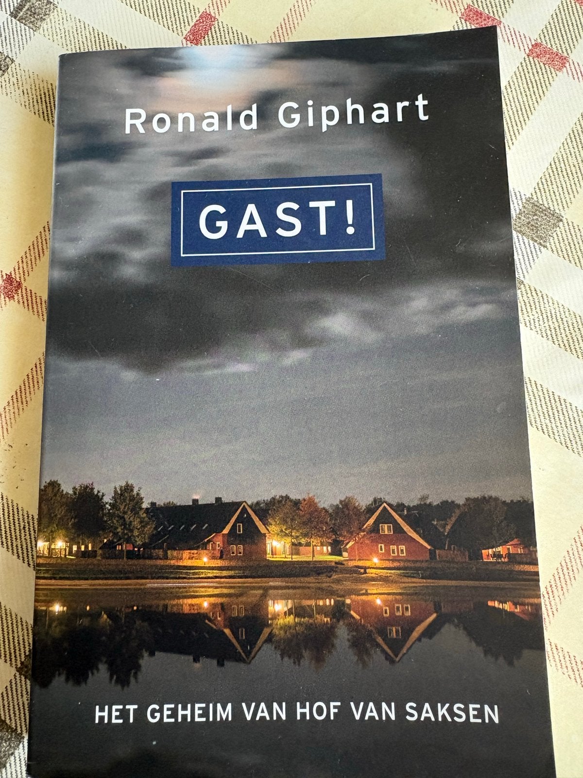 Ronald Giphart - Gast! Het geheim van Hof van Saksen, Boeken, Ophalen of Verzenden, Nieuw, Nederland