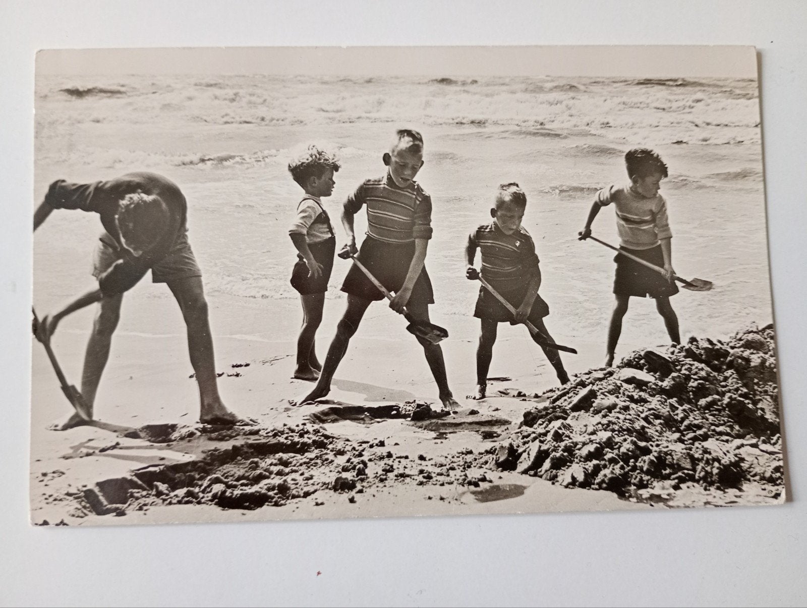 Egmond aan Zee Kinderen op het Strand 1958, Ophalen of Verzenden, 1940 tot 1960, Gelopen, Noord-Holland