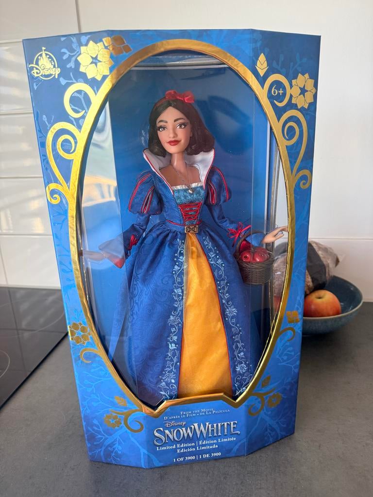 Disney snow white live action limited edition doll, Ophalen of Verzenden, Overige figuren, Nieuw, Beeldje of Figuurtje