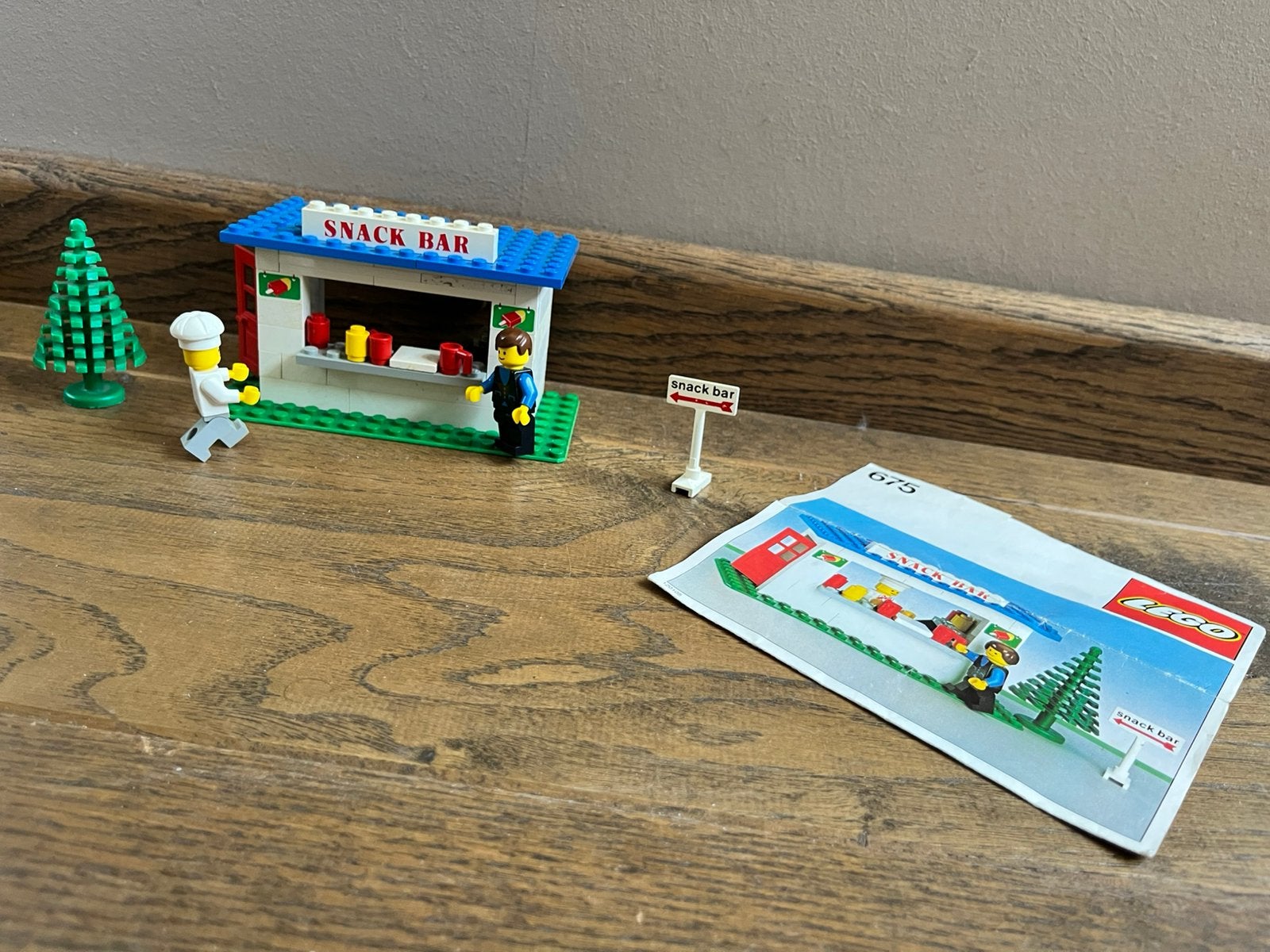 Lego 675 snackbar met minifigures en assecoires COMPLEET, Gebruikt, Lego, Ophalen of Verzenden, Compleet