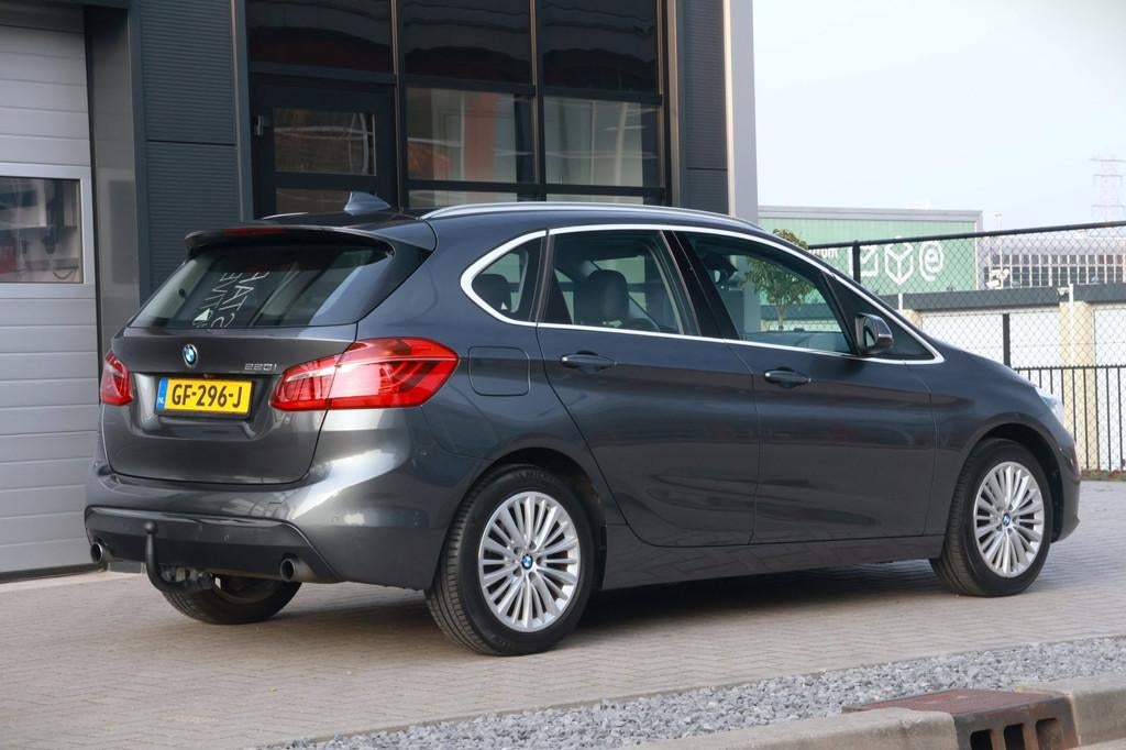 BMW 2-serie Active Tourer 220i Luxury | Trekhaak | Camera |, 1998 cc, 730 kg, Gebruikt, Euro 6