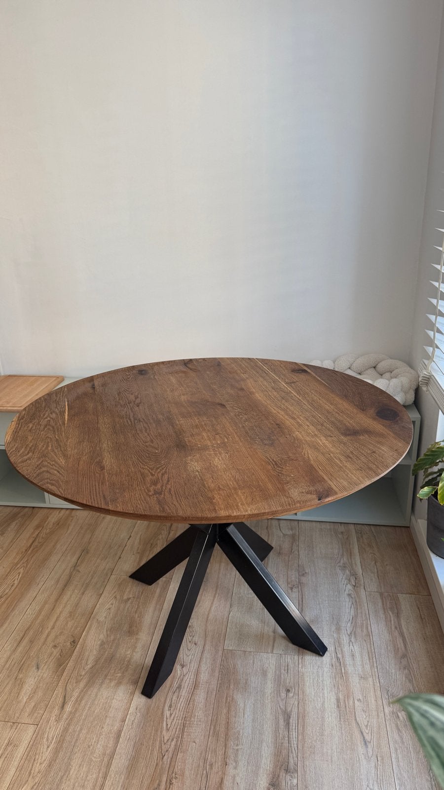 4living Eettafel Mangohout Zwart Stalen Onderstel 120cm, Ophalen, Rond, Zo goed als nieuw, Vijf personen of meer