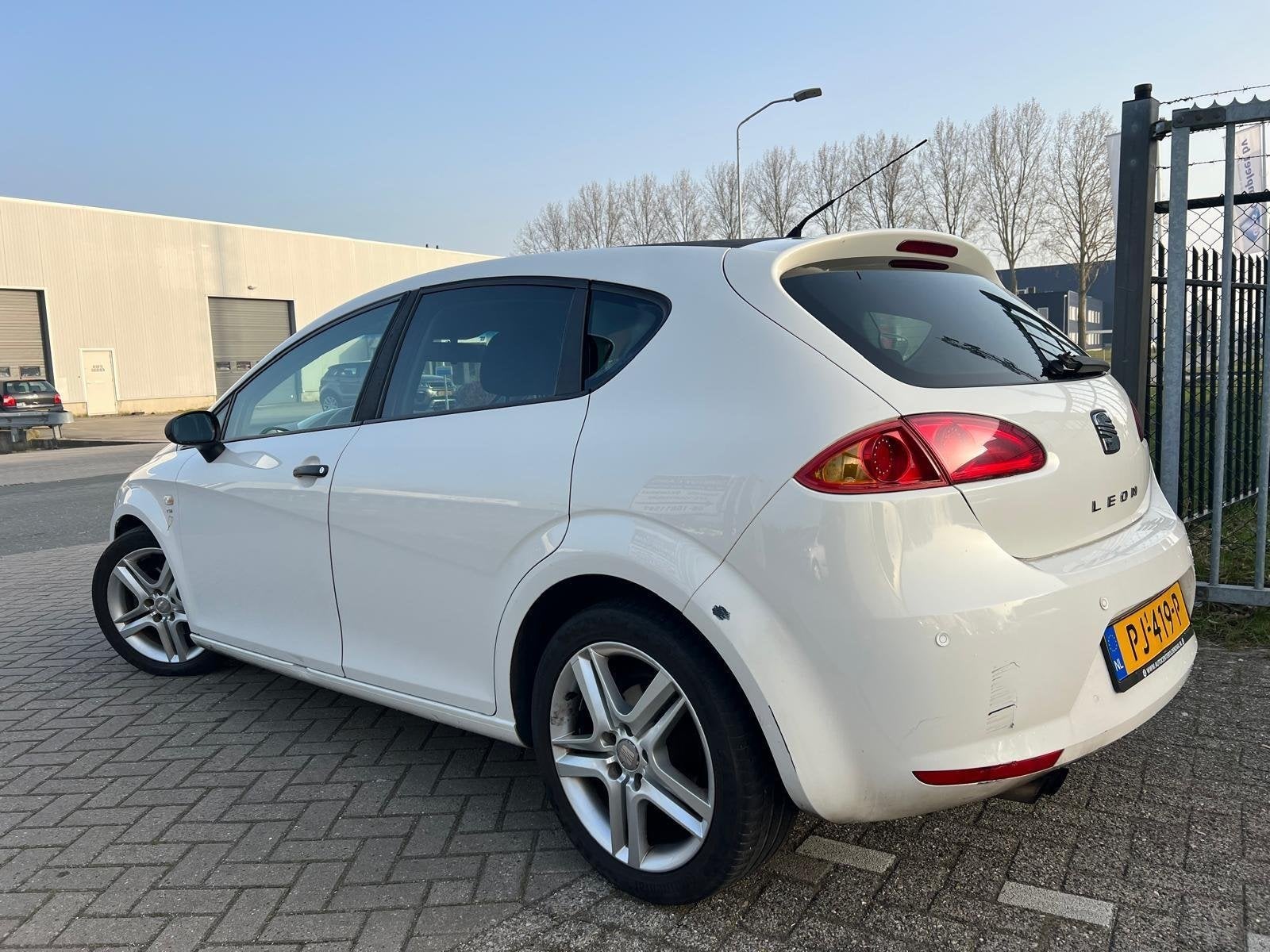 Seat Leon 1.4 TSI Sport-up Motorschade, Gebruikt, Zwart, 4 cilinders, Leon