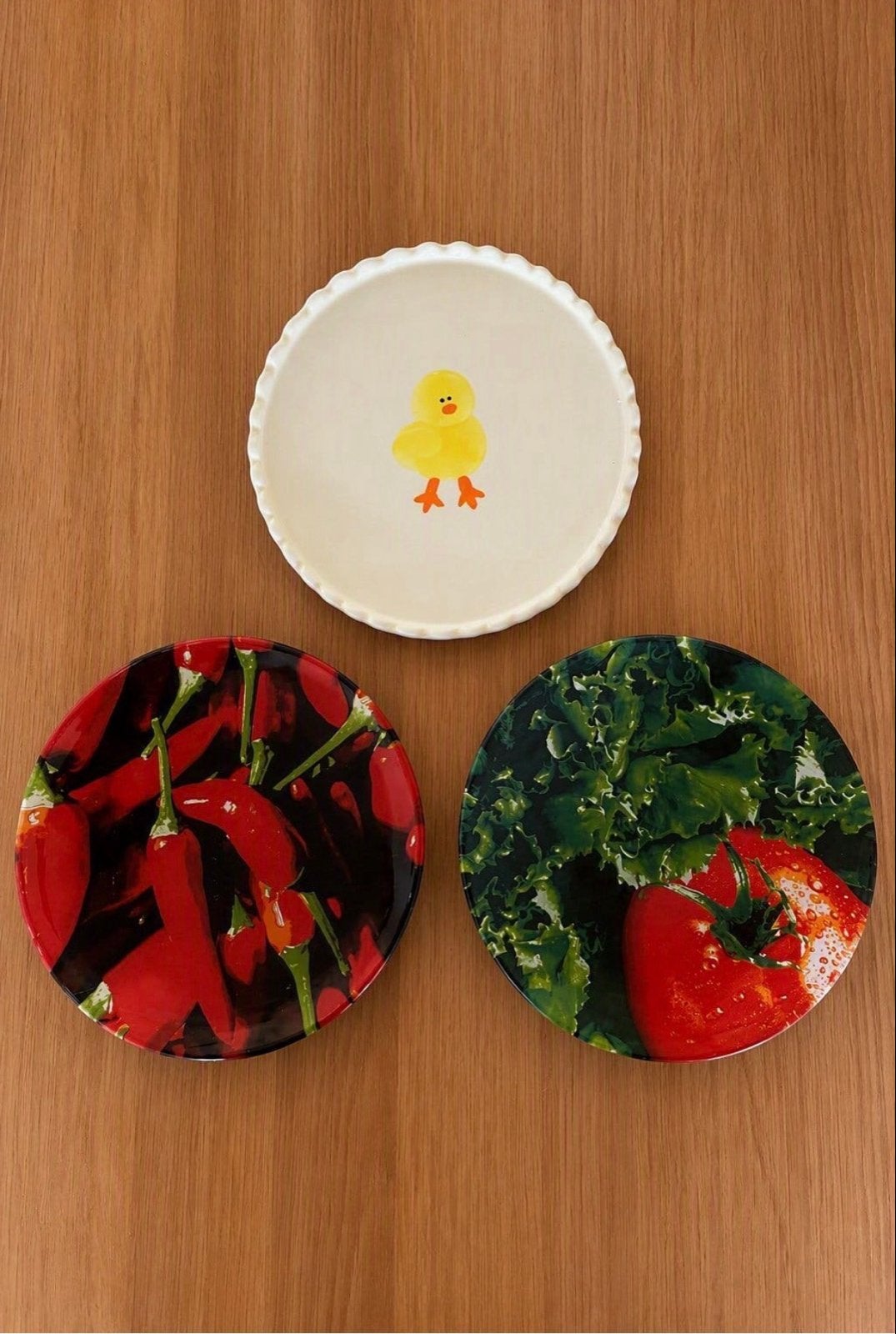 Set van 3 decoratieve borden: kuiken, pepers en tomaat, Gebruikt, Keramiek, Ophalen of Verzenden, Bord(en)