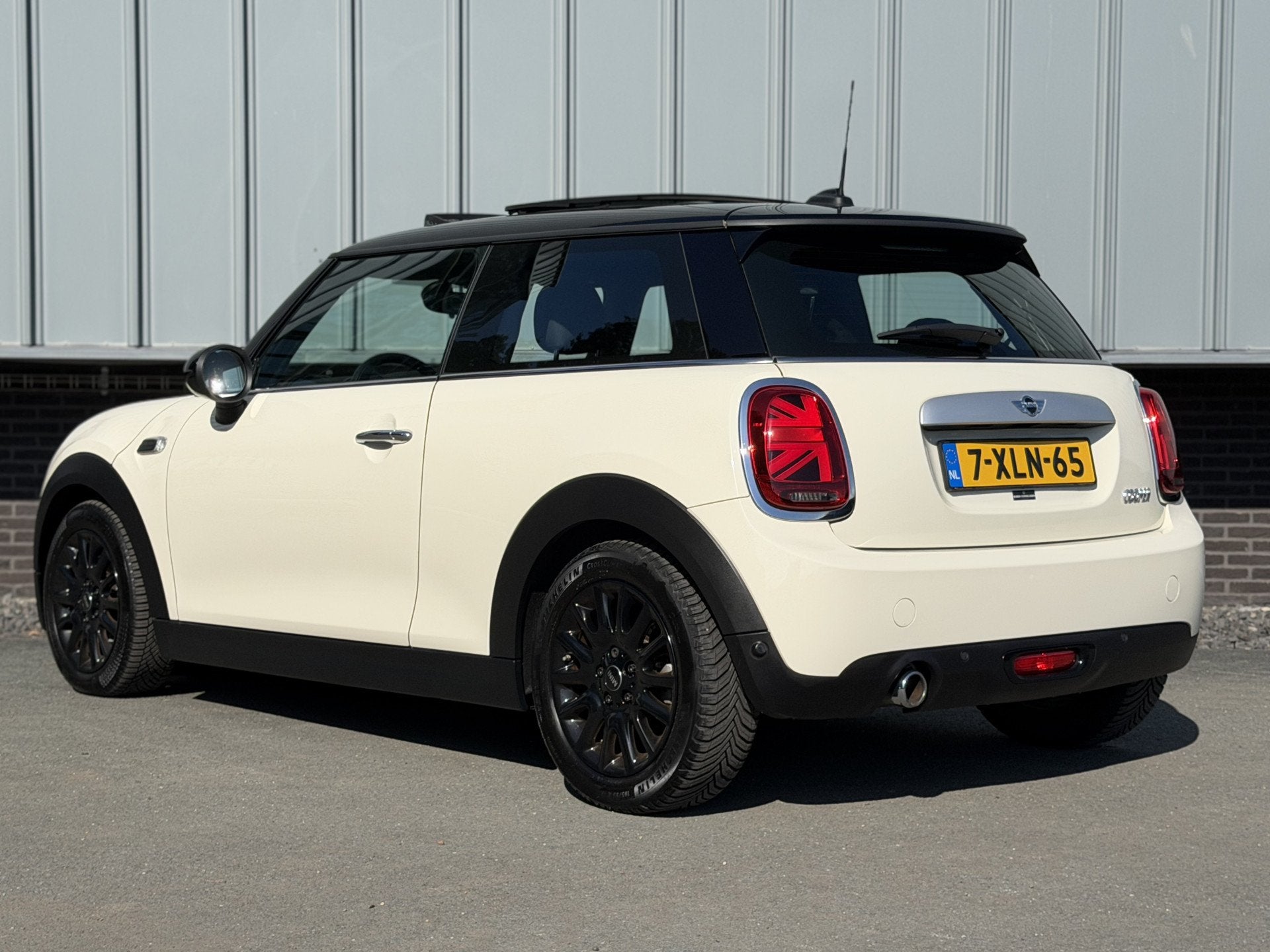 MINI 3-deurs 1.5 Cooper Aut. | Pano | Navi Prof | Climate Co, Gebruikt, Met garantie (alle), 4 stoelen, Origineel Nederlands