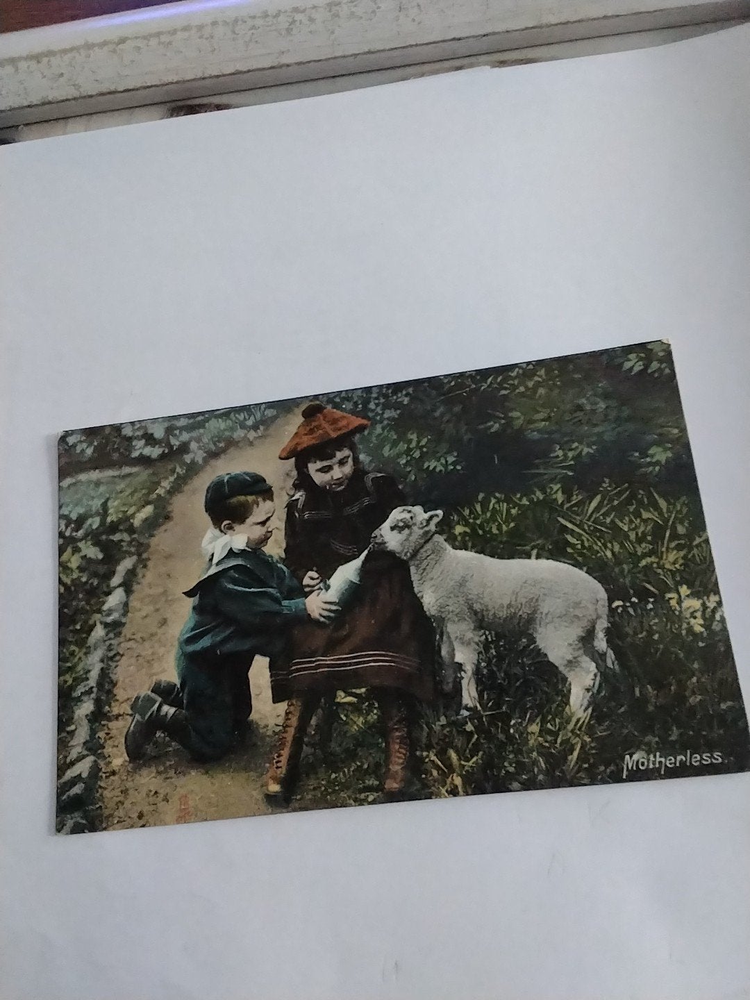 Antieke Tuck's Post Card: Kinderen met Lammetje, Ophalen of Verzenden, Voor 1920