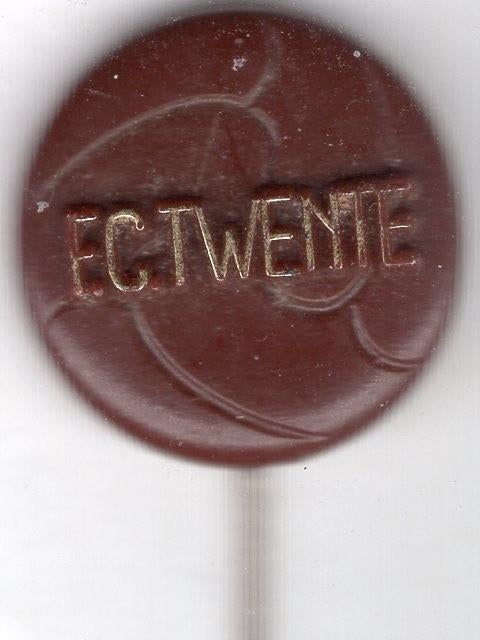FC. Twente bruin plastic voetbal club speldje ( Y_079 ), Verzenden, Zo goed als nieuw, Transport, Speldje of Pin