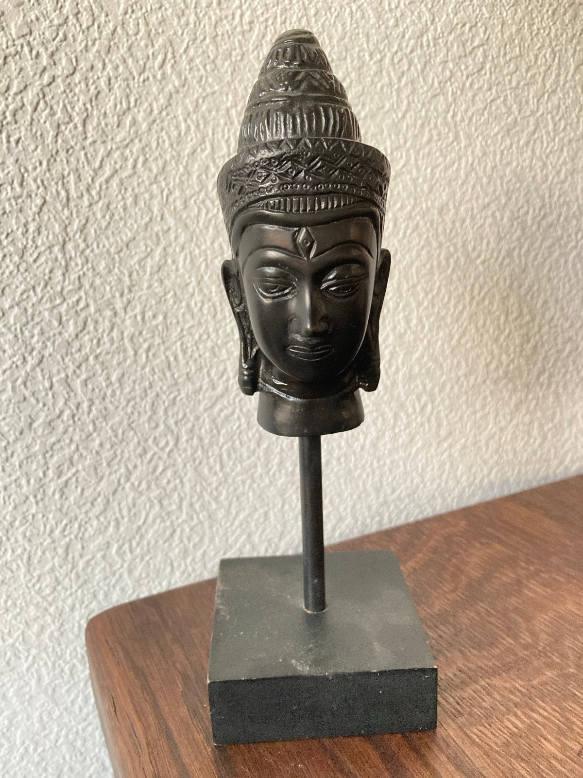 Bronzen Boeddha hoofd sculptuur op standaard 22cm, Zwart, Metaal, Met sokkel, Ophalen of Verzenden