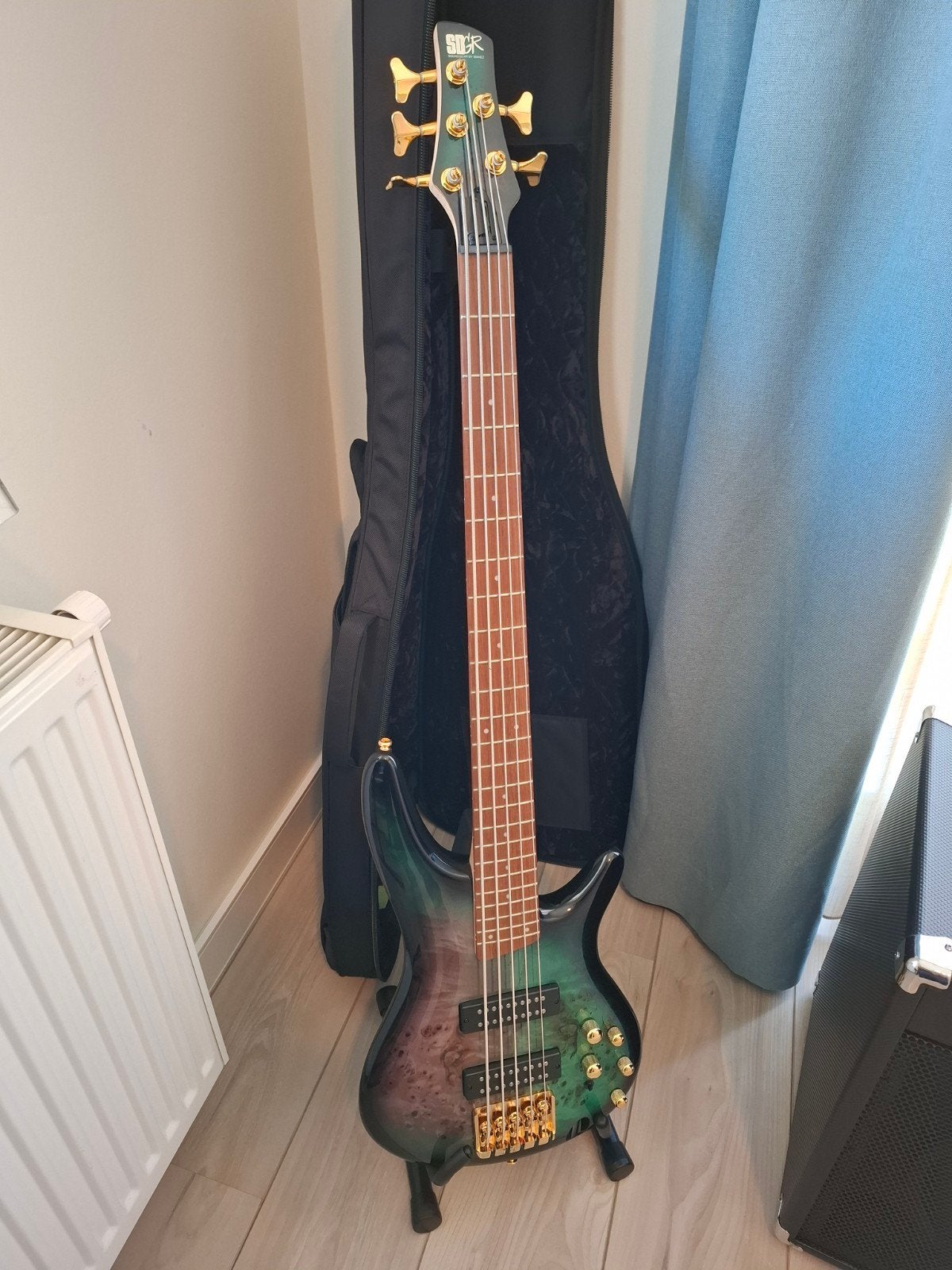 Aangeboden: professionele  Ibanez SR405EQM basgitaar Hartke, Ophalen, Zo goed als nieuw