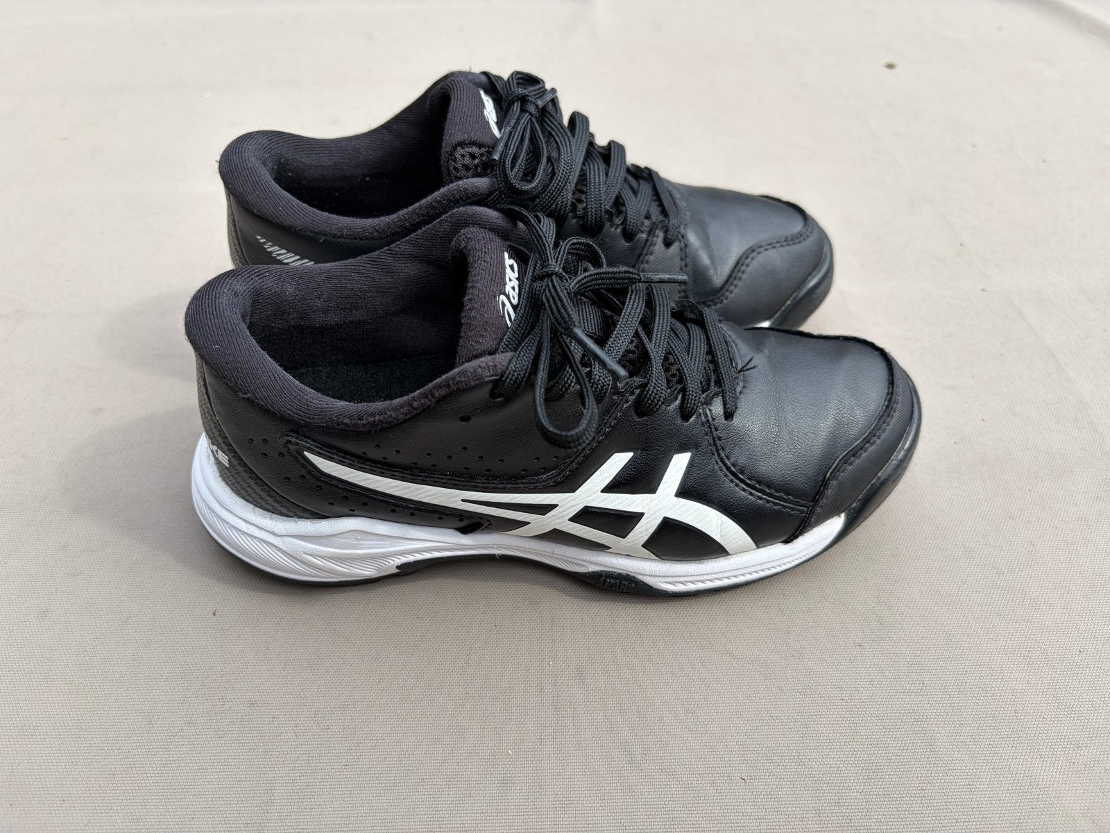 ASICS GEL-PEAKE hockeyschoenen Maat 33,5 Zwart/Wit, Ophalen of Verzenden, Gebruikt, Jongen of Meisje, Sportschoenen