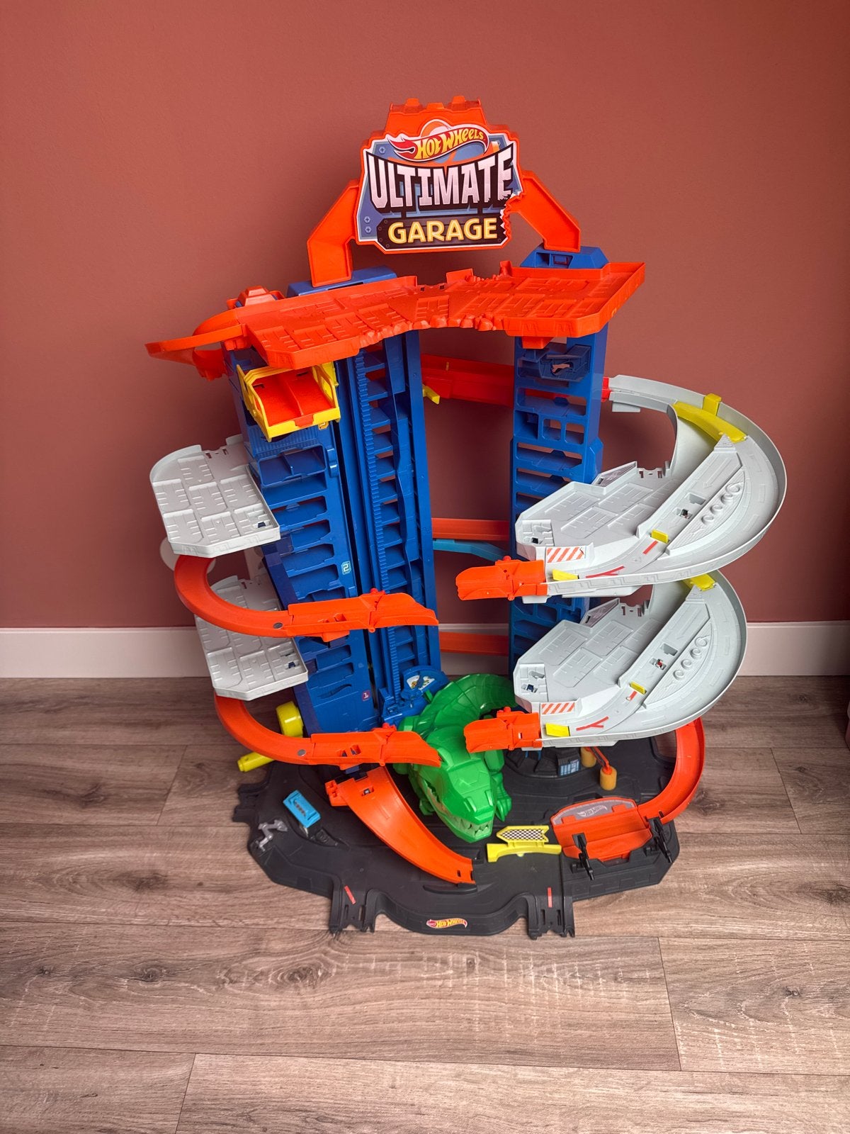 Hot Wheels Ultimate Garage met T-Rex, Kinderen en Baby's, Speelgoed | Speelgoedvoertuigen, Ophalen, Gebruikt