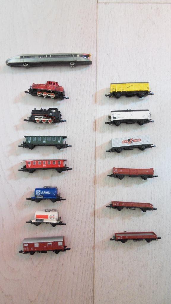 Märklin : Z schaal 2x locomotief 2x rijtuig 1x zeppelin e.a, Wisselstroom, Gebruikt, Locomotief, Ophalen of Verzenden