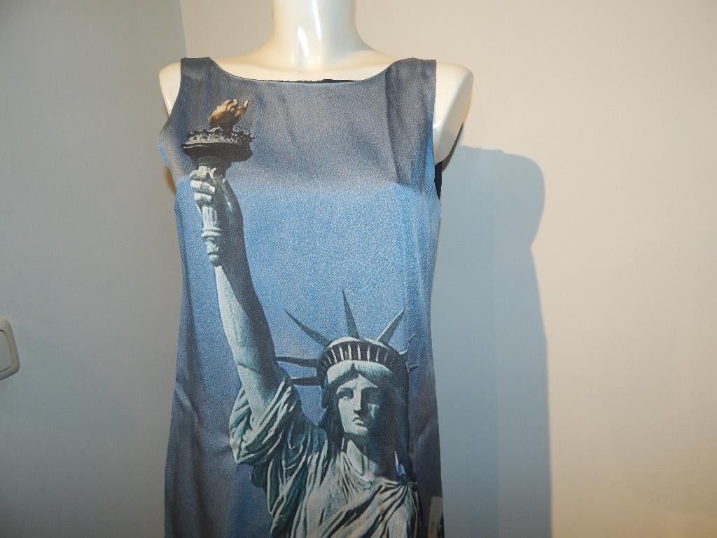 Moschino jurk vrijheidsbeeld print voorkant bijzonder D38, Maat 38/40 (M), Moschino, Gedragen, Boven de knie