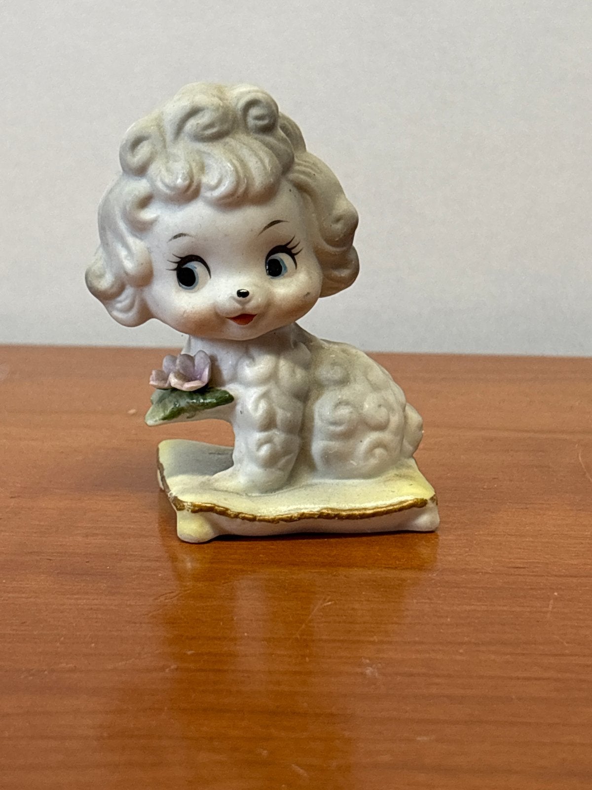 Vintage porseleinen poedel beeldje met bloem, Ophalen, Gebruikt, Dier