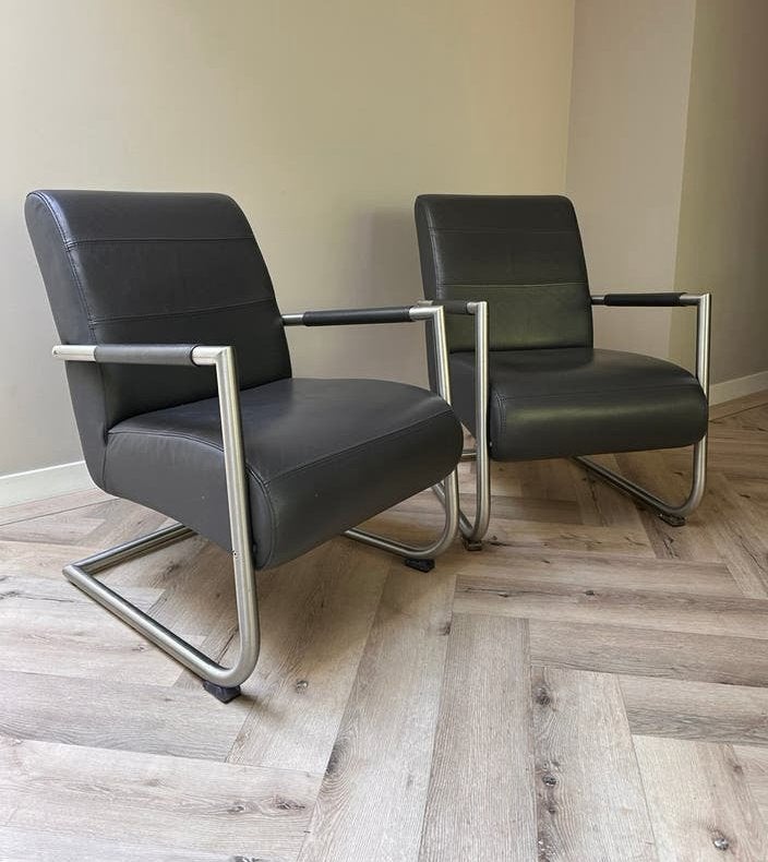Twee antraciet leder fauteuils van het merk Henders & Hazel., Verzenden, ---, Henders en Hazel, 75 tot 100 cm
