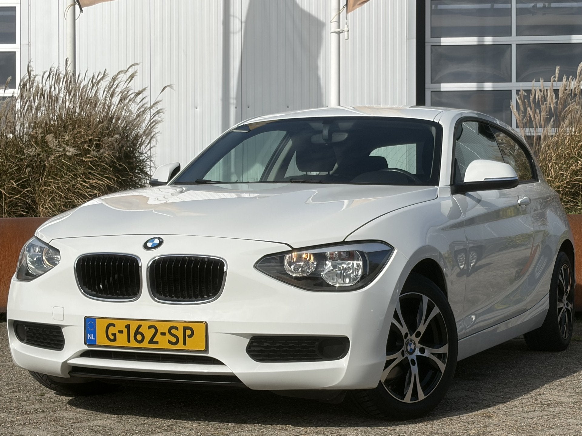 BMW 1-serie 114i EDE 101pk | Airco | Bluetooth | Isofix beve, Auto's, 1-Serie, Gebruikt, 4 cilinders, Wit