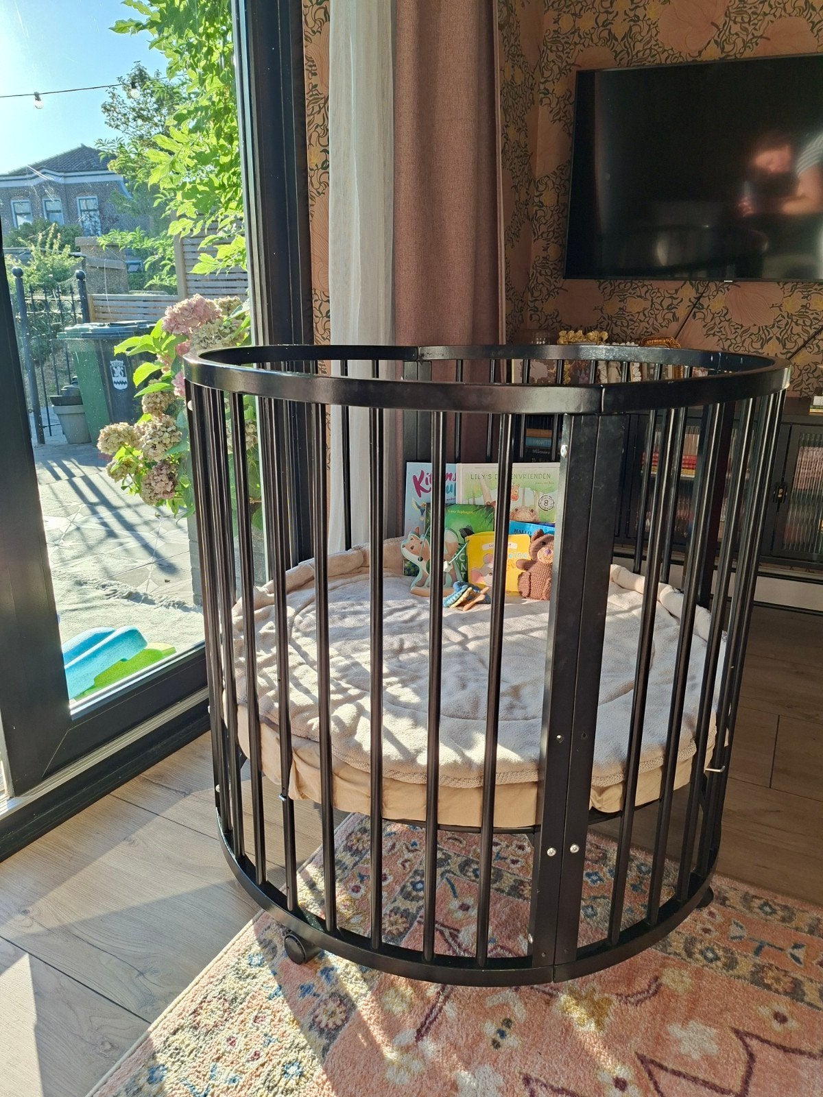 Zwarte ronde box +matras +hoeslaken en boxkleed van Jolein, Kinderen en Baby's, Boxen, Ophalen, Gebruikt, Rond, Wieltjes