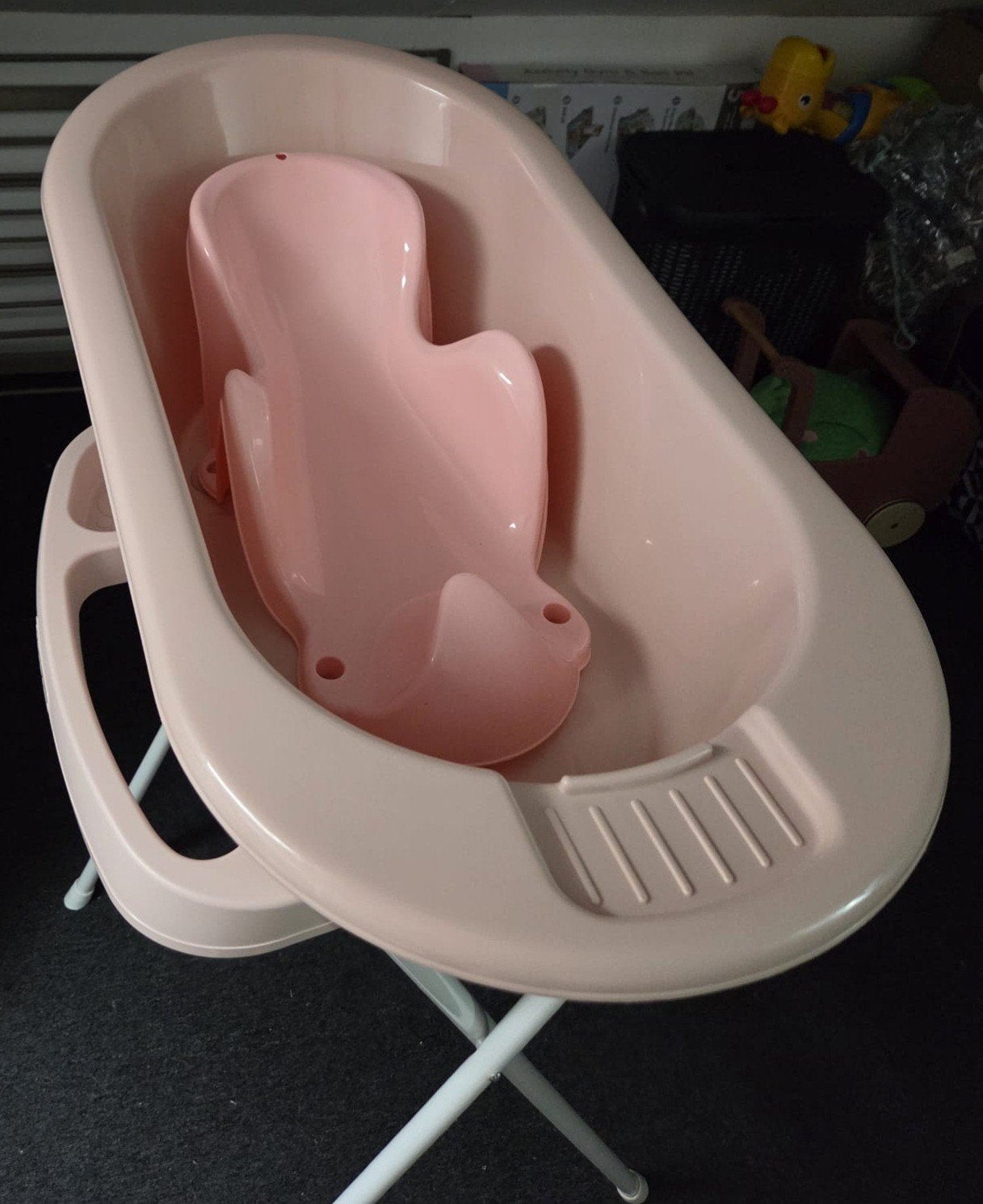 Babybadje met standaard en badzitje - Roze, Kinderen en Baby's, Badjes en Verzorging, Ophalen, Zo goed als nieuw, Badje, Bébé-jou