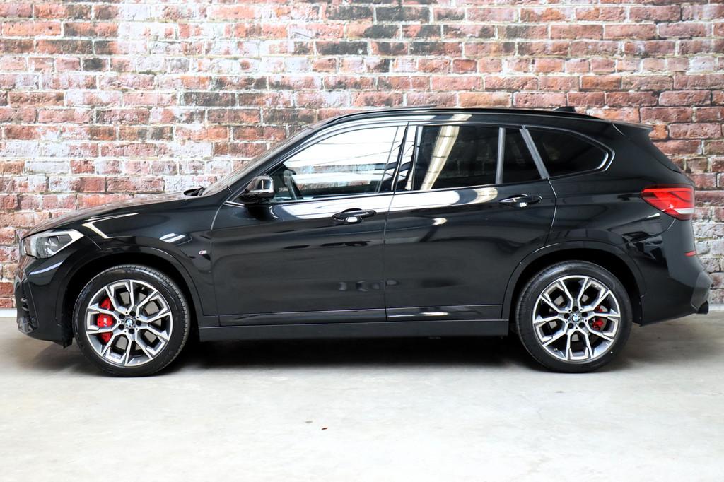 BMW X1 sDrive20i High Executive M Sport Pakket Automaat / Na, 1998 cc, 4 cilinders, 179 pk, Zwart