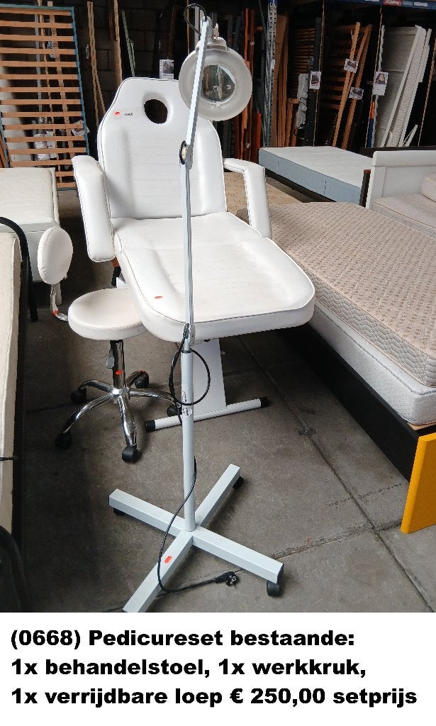 (0668) Behandelstoel in witte kleur met krukje en loep, Ophalen, Gebruikt, ., Massagestoel of Kussen