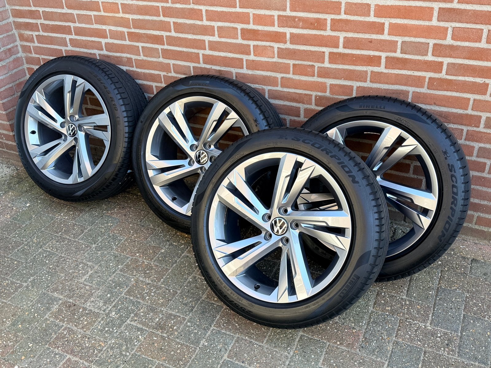 Volkswagen Tiguan R-line Velgen 19 inch Valencia Pirelli R, Auto-onderdelen, 255 mm, Banden en Velgen, Zomerbanden, Ophalen