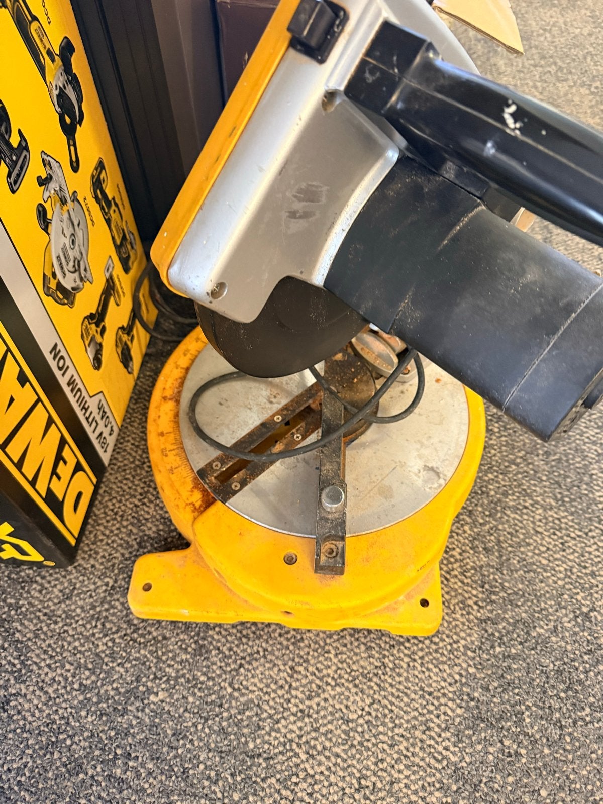 DeWalt Afkortzaag - Krachtig en Betrouwbaar, Doe-het-zelf en Verbouw, Gereedschap | Zaagmachines, Ophalen, Gebruikt, 70 mm of meer