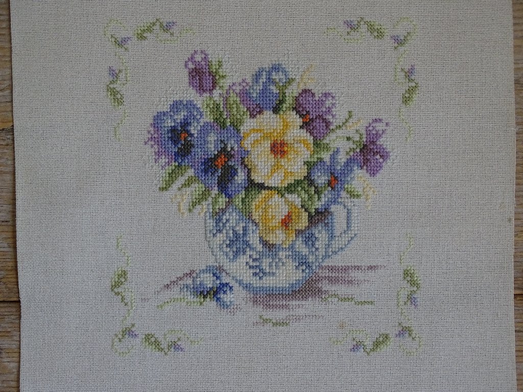 2x Borduurwerk VAASJE MET BLOEMEN, gaaf, Ophalen of Verzenden, Zo goed als nieuw, Handborduren, Overige typen