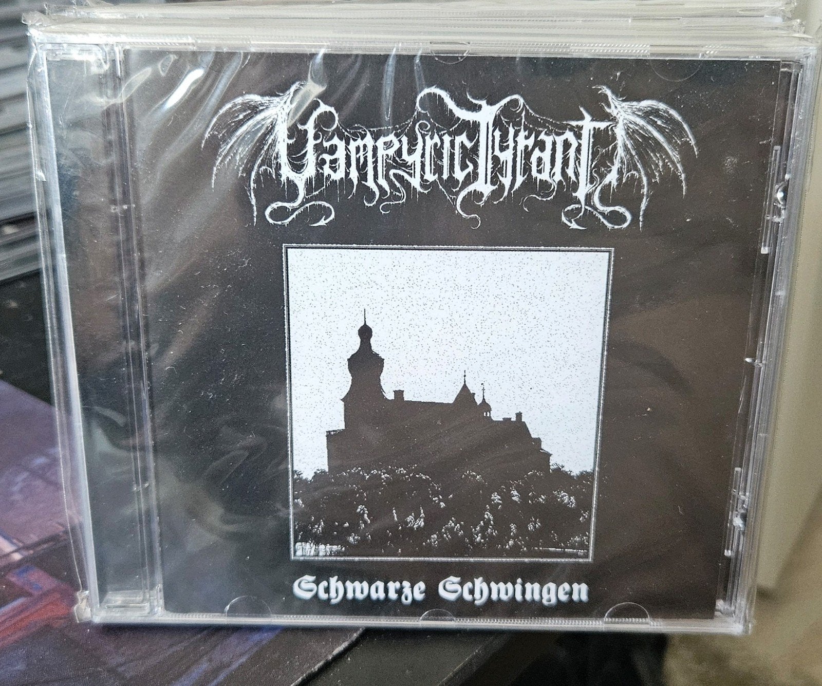 Vampyric Tyrant - Schwarze Schwingen CD Nieuw, Cd's en Dvd's, Ophalen, Nieuw in verpakking