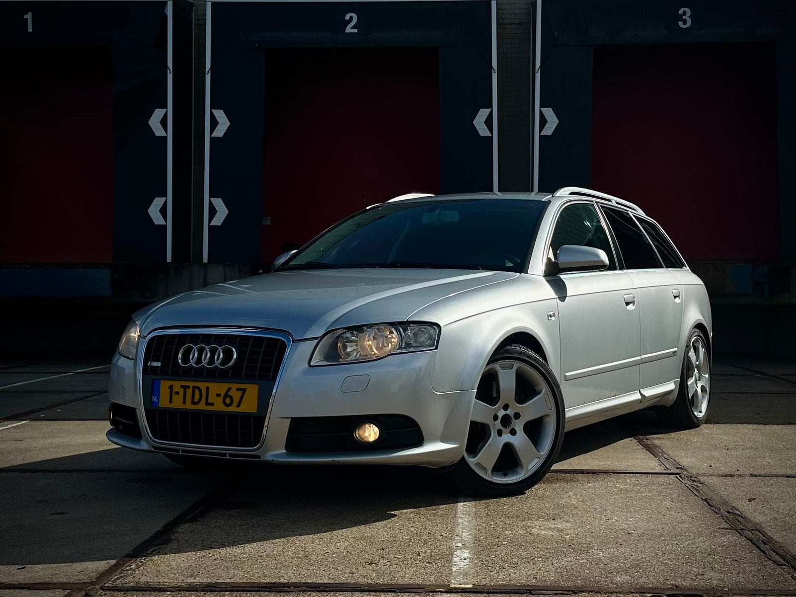 Audi A4 1.8 T Avant QUATTRO | TREKHAAK | CRUISE | CLIMATE, Auto's, Stof, Zwart, 4 cilinders, Navigatiesysteem