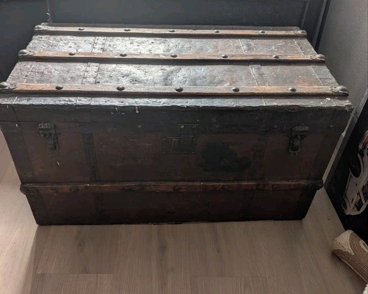 Antieke houten kist met metalen beslag, Ophalen