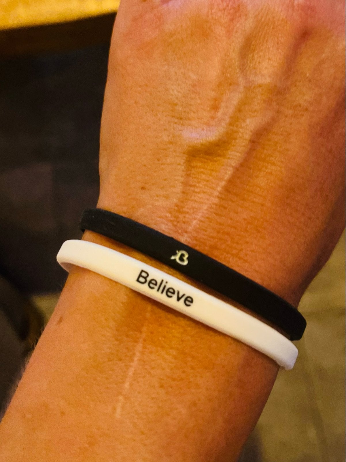 Siliconen Polsbandjes Zwart & Wit - Set van 2, Sieraden, Tassen en Uiterlijk, Ophalen of Verzenden, Nieuw, Zwart, Overige materialen