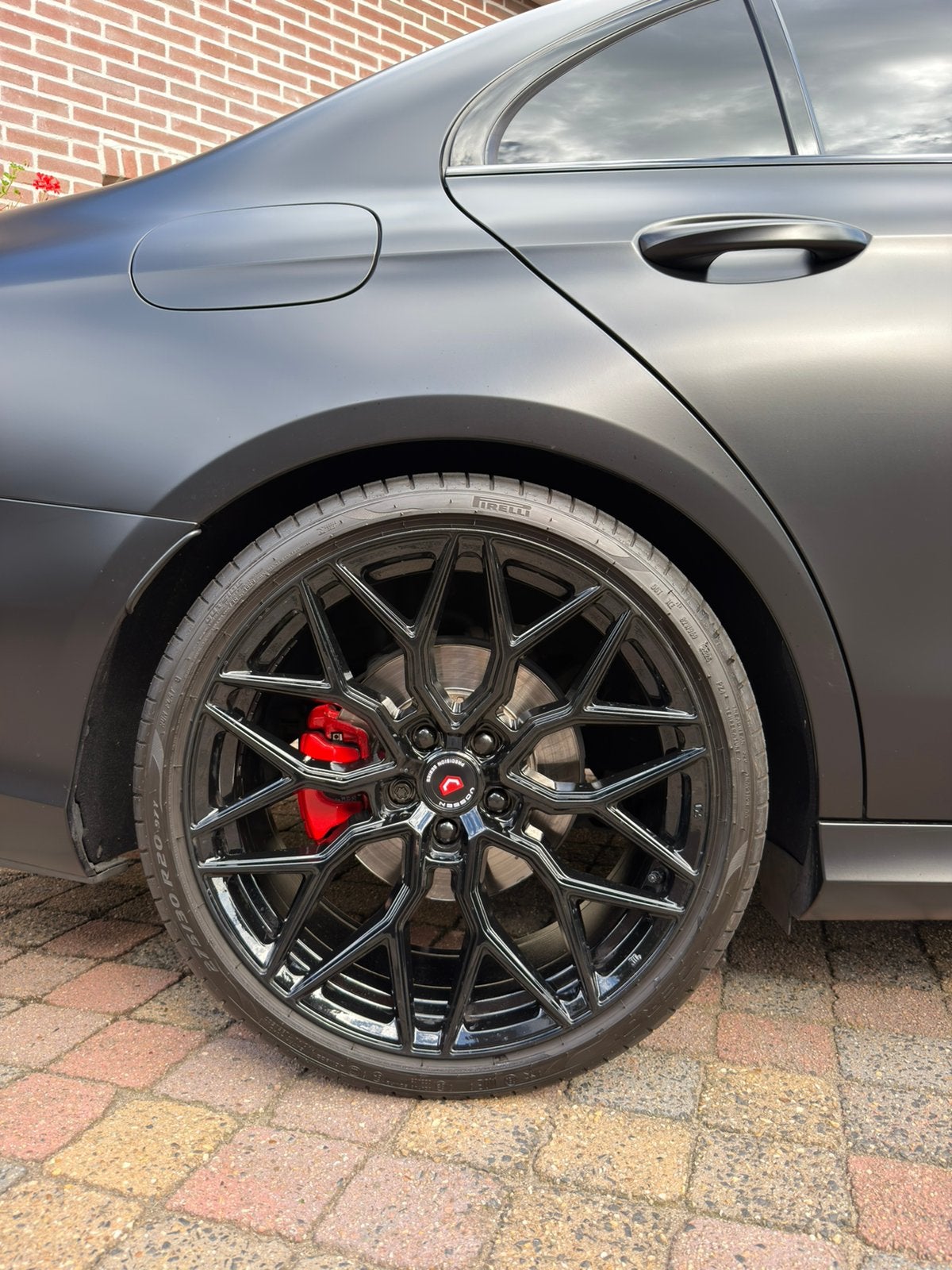 Foto 12 van Mercedes-Benz E 200 | BRABUS/AMG styling | MAT ZWART |