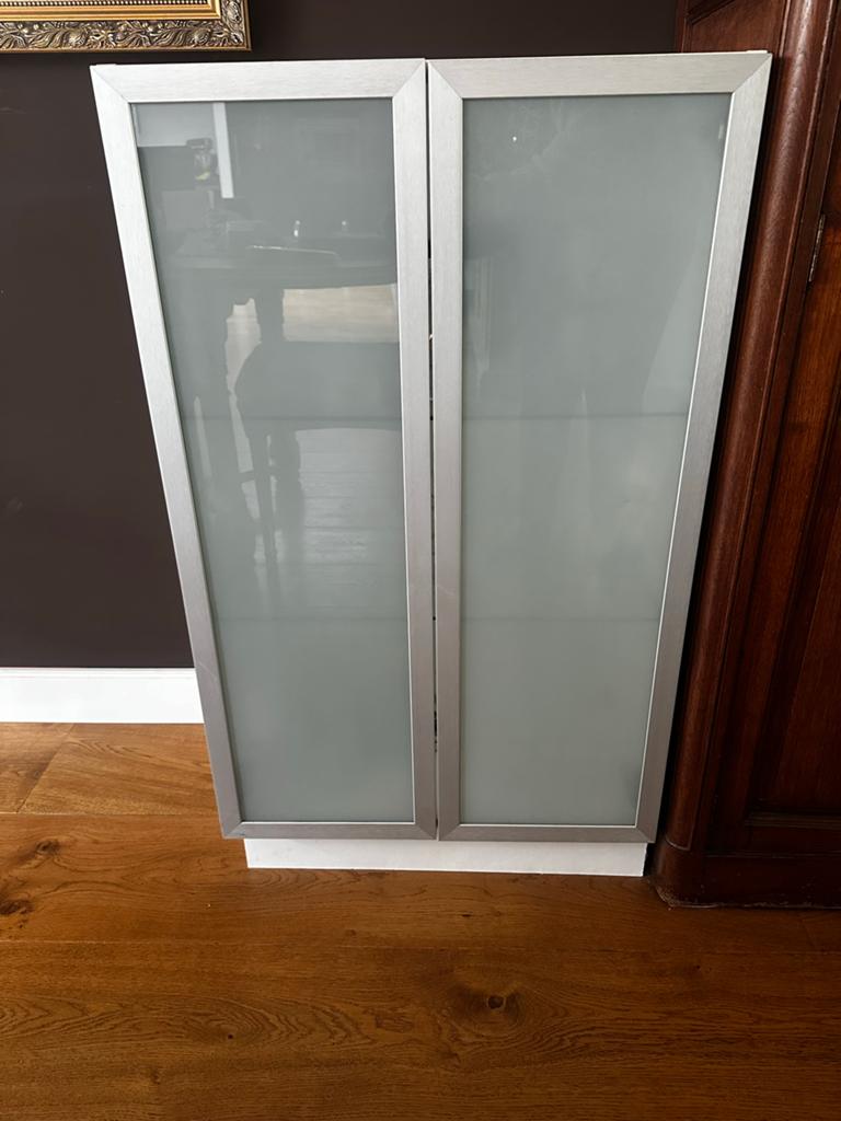 IKEA Vitrinekast met glazen deuren en planken, Huis en Inrichting, Ophalen, Gebruikt, 100 tot 150 cm, 50 tot 100 cm