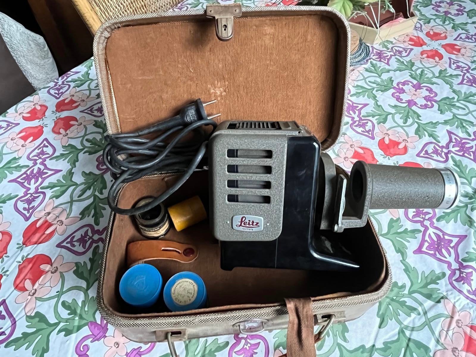 Vintage Leitz projector met koffer en film, Ophalen