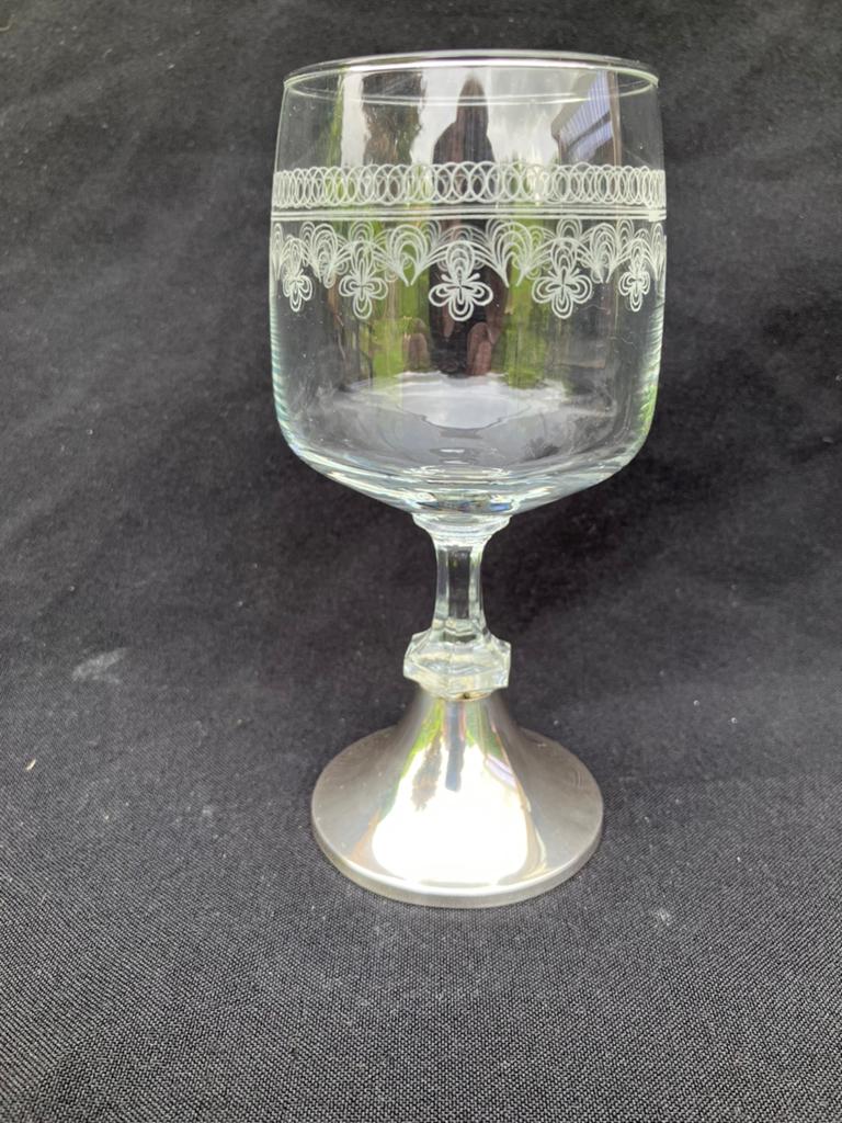 Oud wijnglas van kristal met zilveren voet, Antiek en Kunst, Ophalen of Verzenden