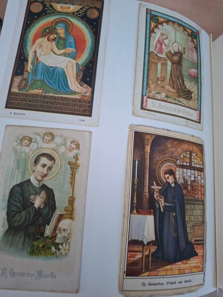 Verzameling bidplaatjes in album - Religieuze prentjes, Ophalen of Verzenden