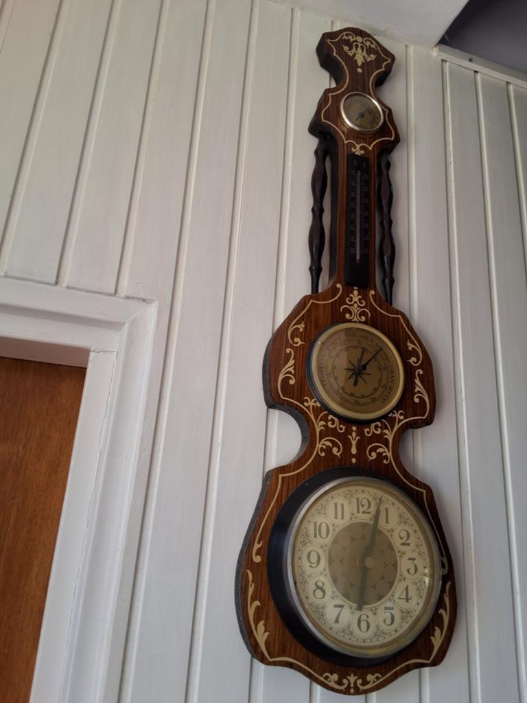 Antieke wandklok met barometer en thermometer, Ophalen