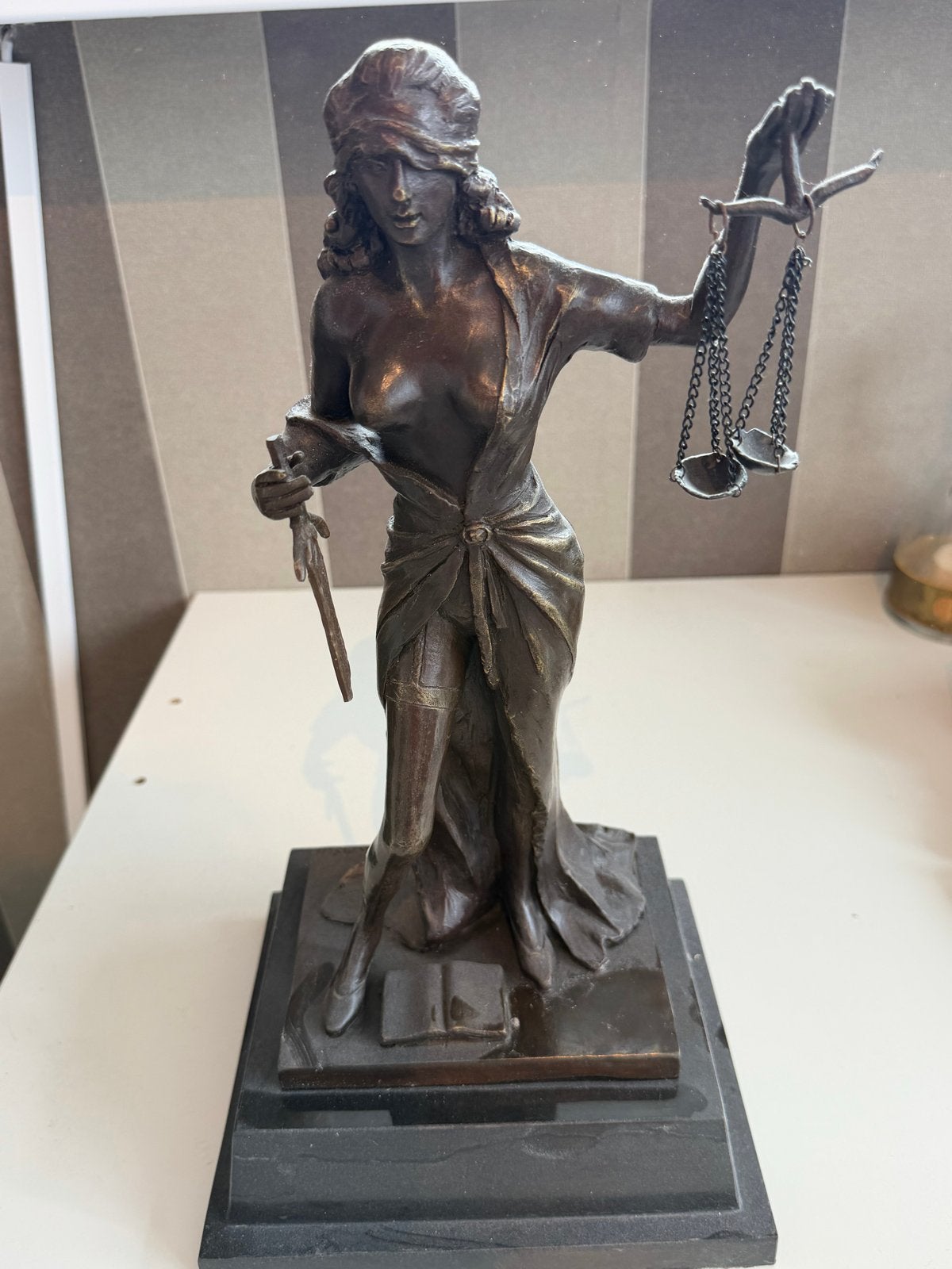 Bronzen lijkend op Vrouwe Justitia met weegschaal en zwaard, Ophalen, Brons, Beeld, Bruin