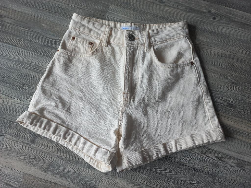 Bershka short maat XS/32, Kort, Wit, Zo goed als nieuw, Maat 34 (XS) of kleiner