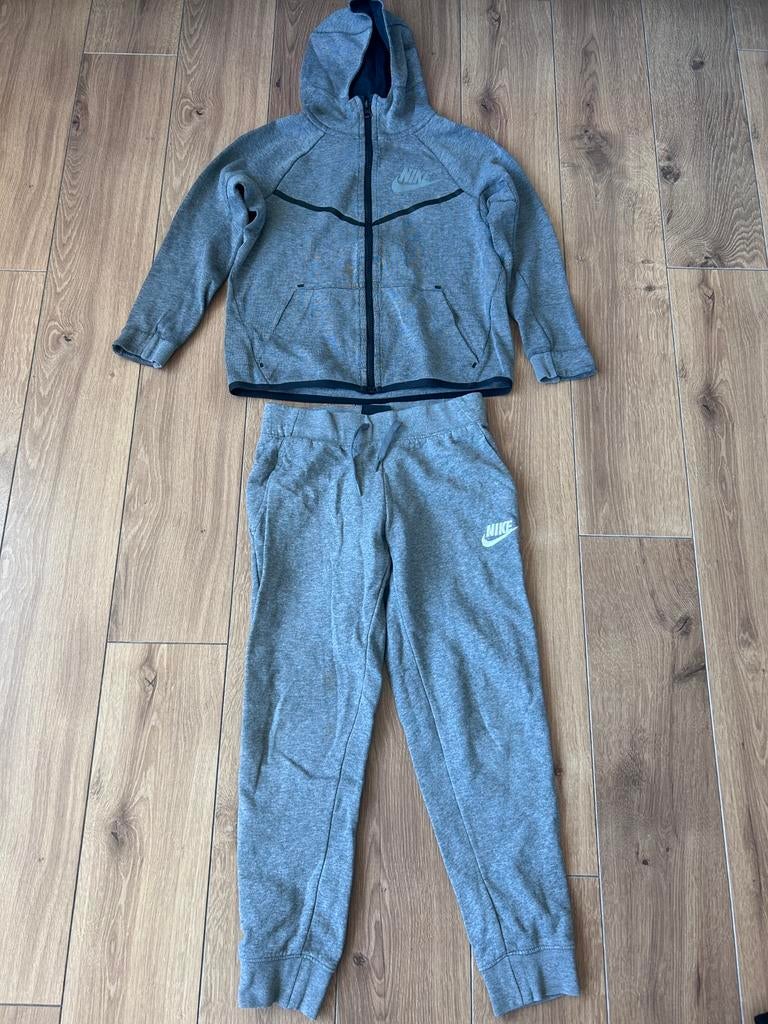 Maat 140 146 nike tech pak jogging trainingspak tracksuit, Ophalen of Verzenden, Gebruikt, Jongen, Sport- of Zwemkleding