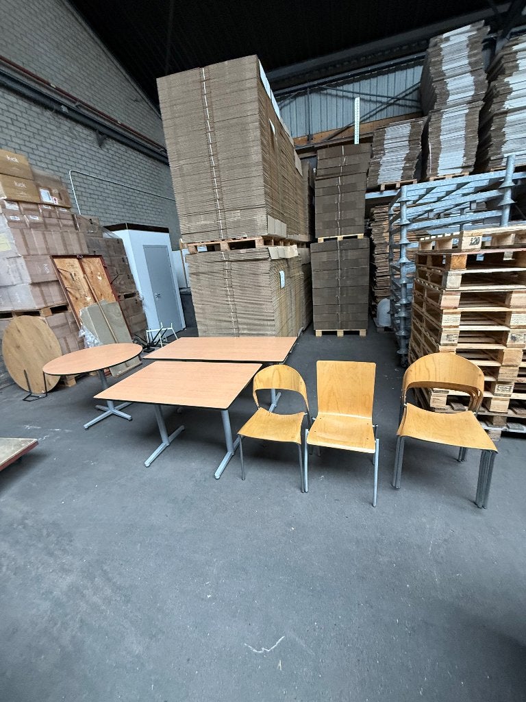 Grote partij kantine stoelen (78) / tafels (12)