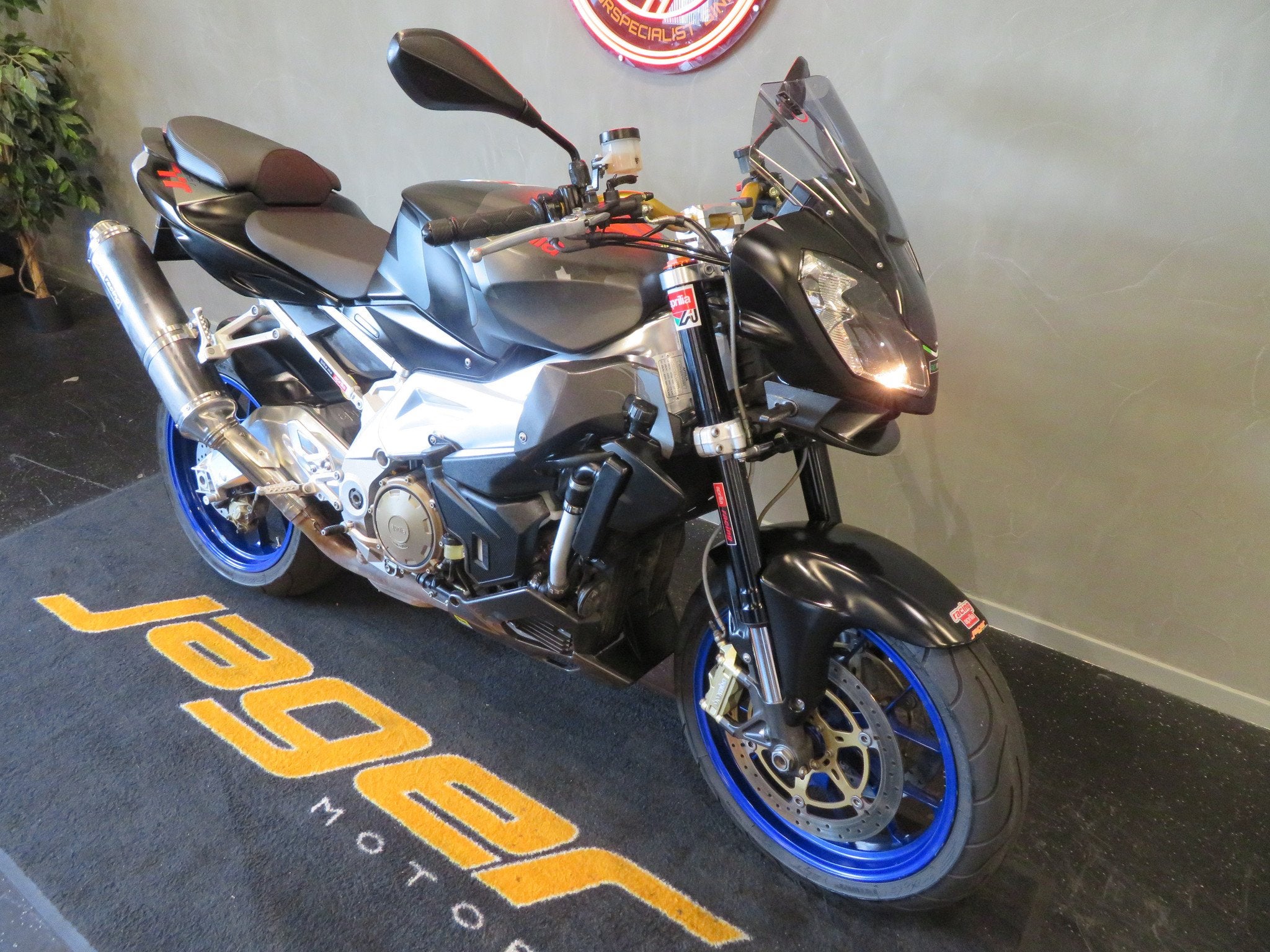 Aprilia TUONO 1000 RR PERFECTE STAAT! (bj 2007), Motoren, Motoren | Aprilia, Bedrijf, Naked bike