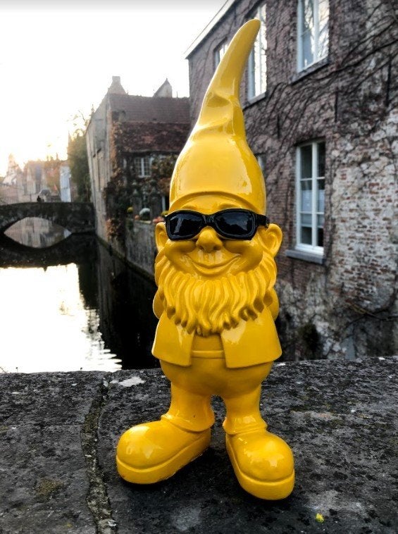 Coole gele tuinkabouter met zonnebril, Ophalen of Verzenden, Nieuw, Kunststof, Tuinkabouter