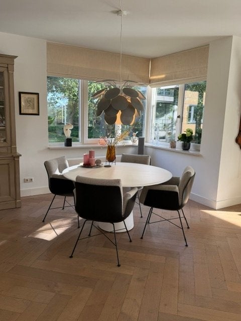Foto 6 van Design Eetkamertafel COR Conic / Alvo stoelen en hanglamp