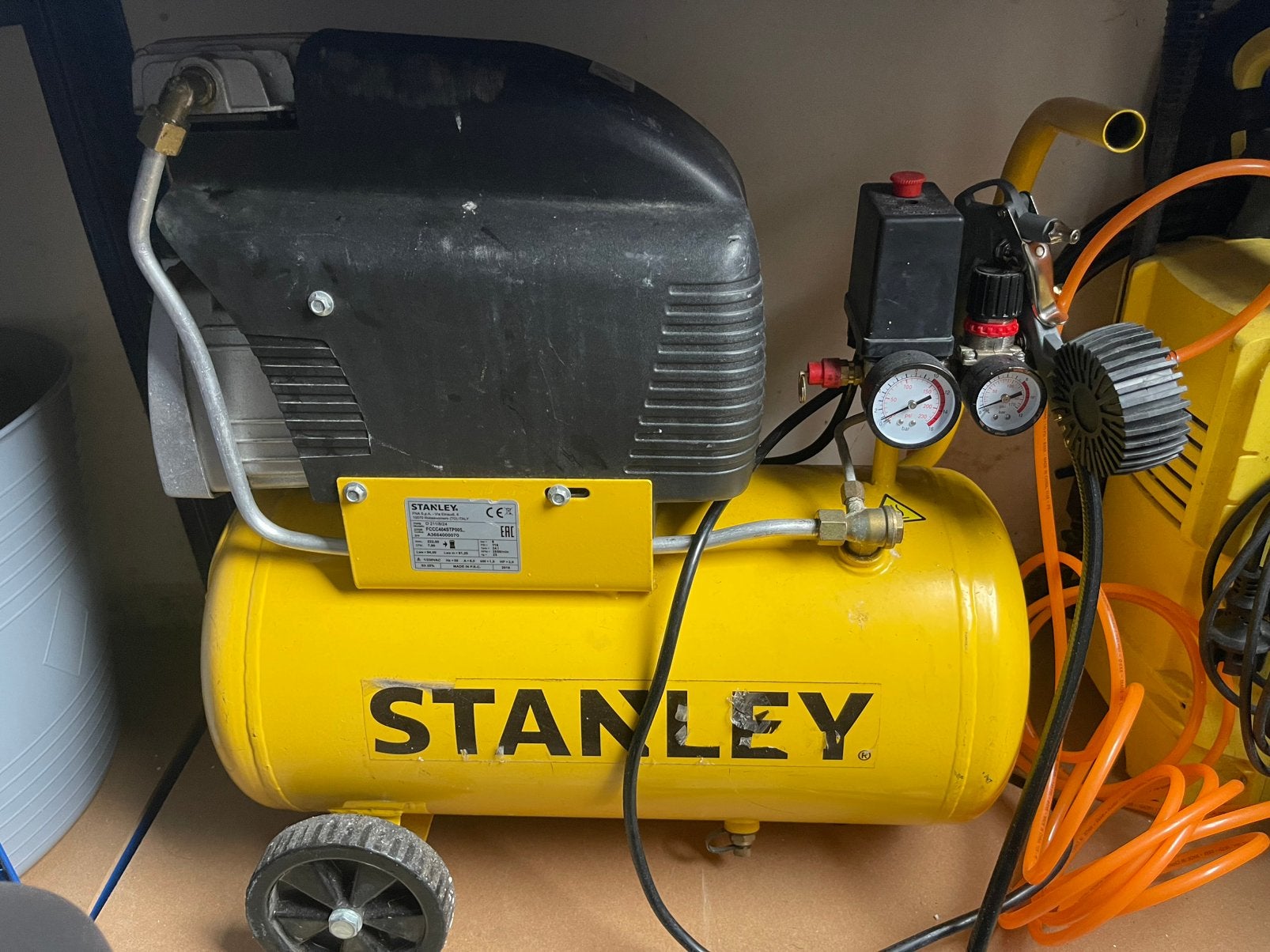 Stanley compressor + 6-delige set, Ophalen, Gebruikt, 6 tot 10 bar, Minder dan 200 liter/min