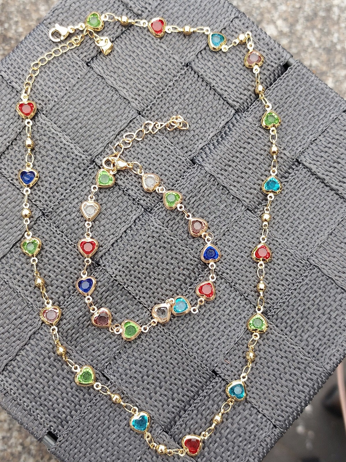 Gouden ketting en armband met gekleurde hartjes, Overige materialen, Ophalen of Verzenden, Zo goed als nieuw, Met edelsteen