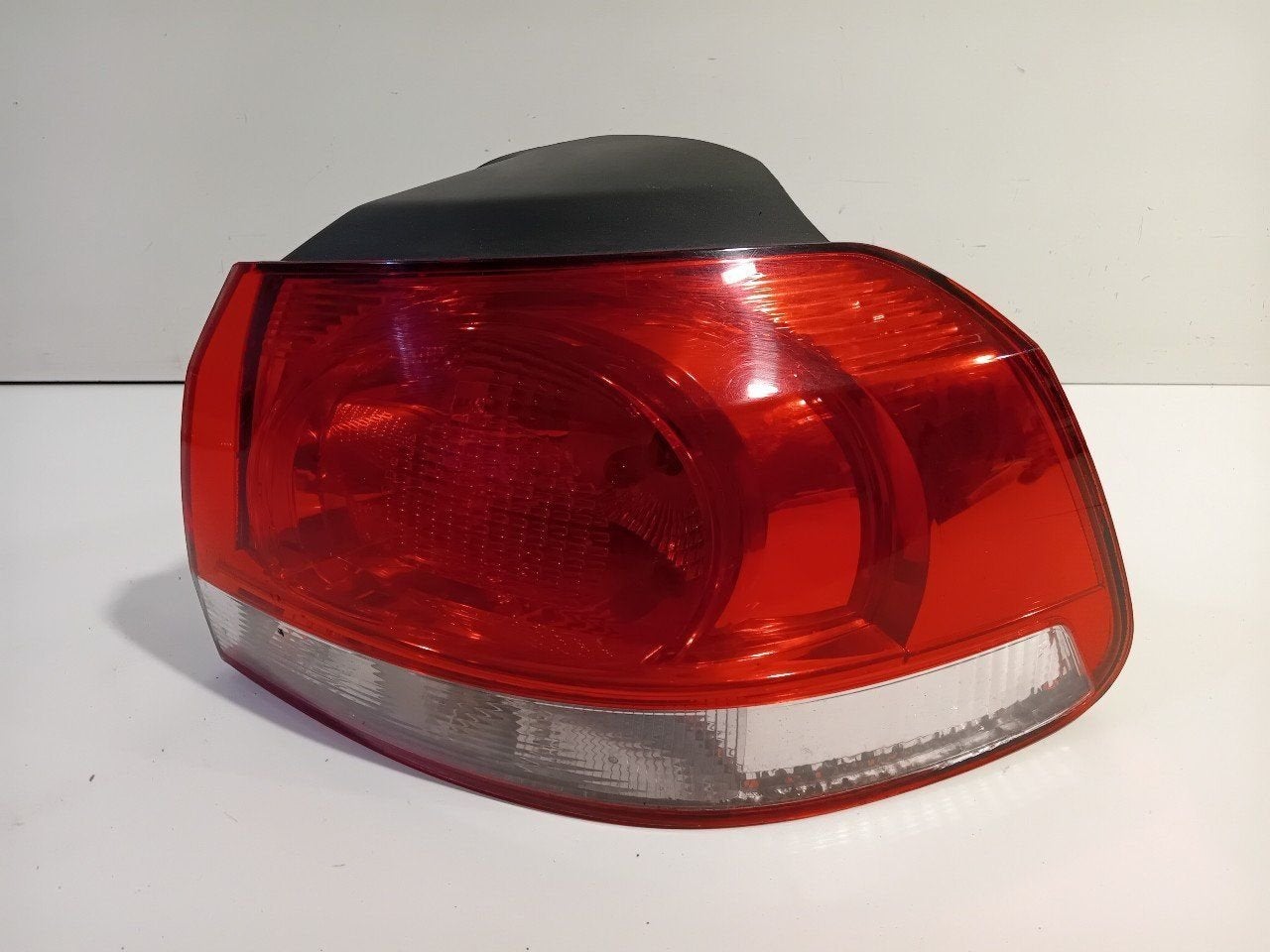 Achterlicht carrosserie rechts Volkswagen Golf, Onderdelen@venauto.nl, Van der Ven Autorecycling B.V., Gebruikt, Ettenseweg 76, 4706 PB Roosendaal, The Netherlands