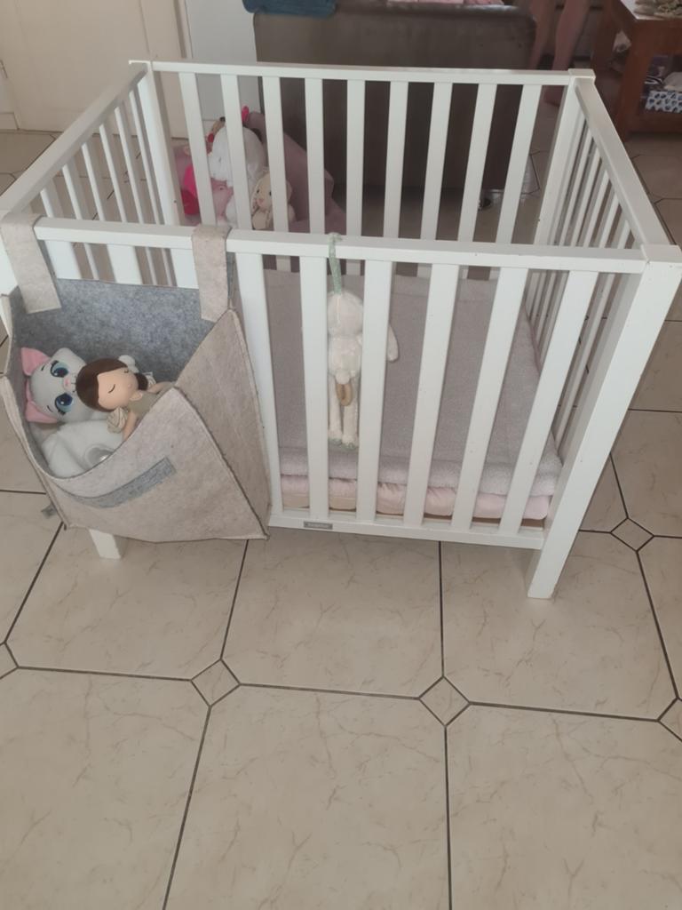 Witte houten baby box met matras en 2 boxkleden, Kinderen en Baby's, Boxen, Ophalen, Gebruikt, Vierkant, Boxkleed