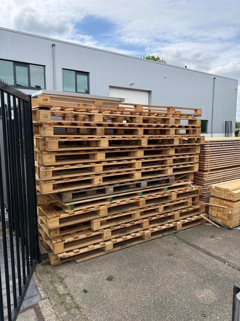 Grote partij houten pallets gratis af te halen, Ophalen